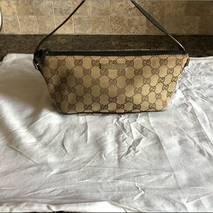 Women Authentic Gucci shoulder bag pochette.